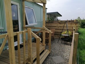 Outdoor dining - Shepherds Hut with stunning Pembrokeshire hill views (Maenclochog)