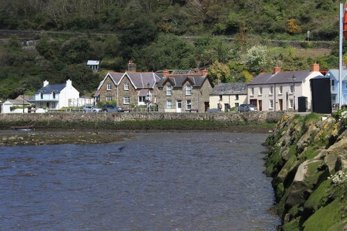 Shepherds Hut with stunning Pembrokeshire hill views