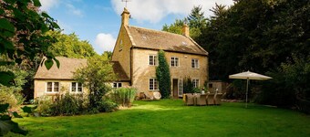 Temple Guiting Cottage - sleeps 10 guests  in 5 bedrooms