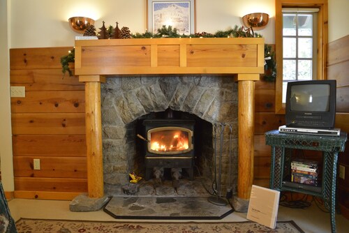 Heart of village!  Knotty pine cabin.  Perfect for 2 people!