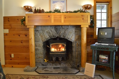 Heart of village!  Knotty pine cabin.  Perfect for 2 people!