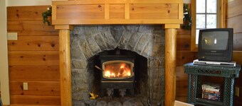 Heart of village! Knotty pine cabin. Perfect for 2 people!