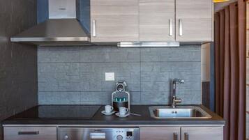 Een koelkast, een microgolfoven, een vaatwasser