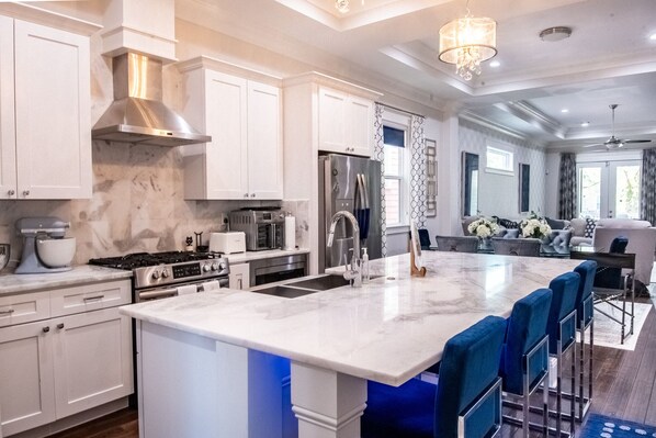Fridge, microwave, oven, stovetop - Mid City Gorgeous Custom 4/3 one block from Street Car (New Orleans)