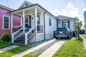 Exterior - Mid City Gorgeous Custom 4/3 one block from Street Car (New Orleans)