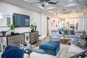 Smart TV - Mid City Gorgeous Custom 4/3 one block from Street Car (New Orleans)