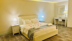 A hotel room with a bed, bedside tables, a desk, and a chair. - PANTHEON Maison, in the center of Rome + breakfast included (Roma)