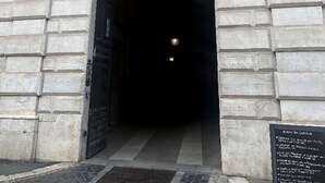 An arched entrance with a stone facade and a signboard. - PANTHEON Maison, in the center of Rome + breakfast included (Roma)