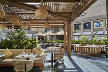 3 restaurantes, se sirven desayunos, comidas y cocina internacional