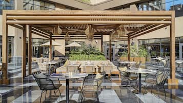3 restaurants; breakfast, lunch, dinner and brunch served