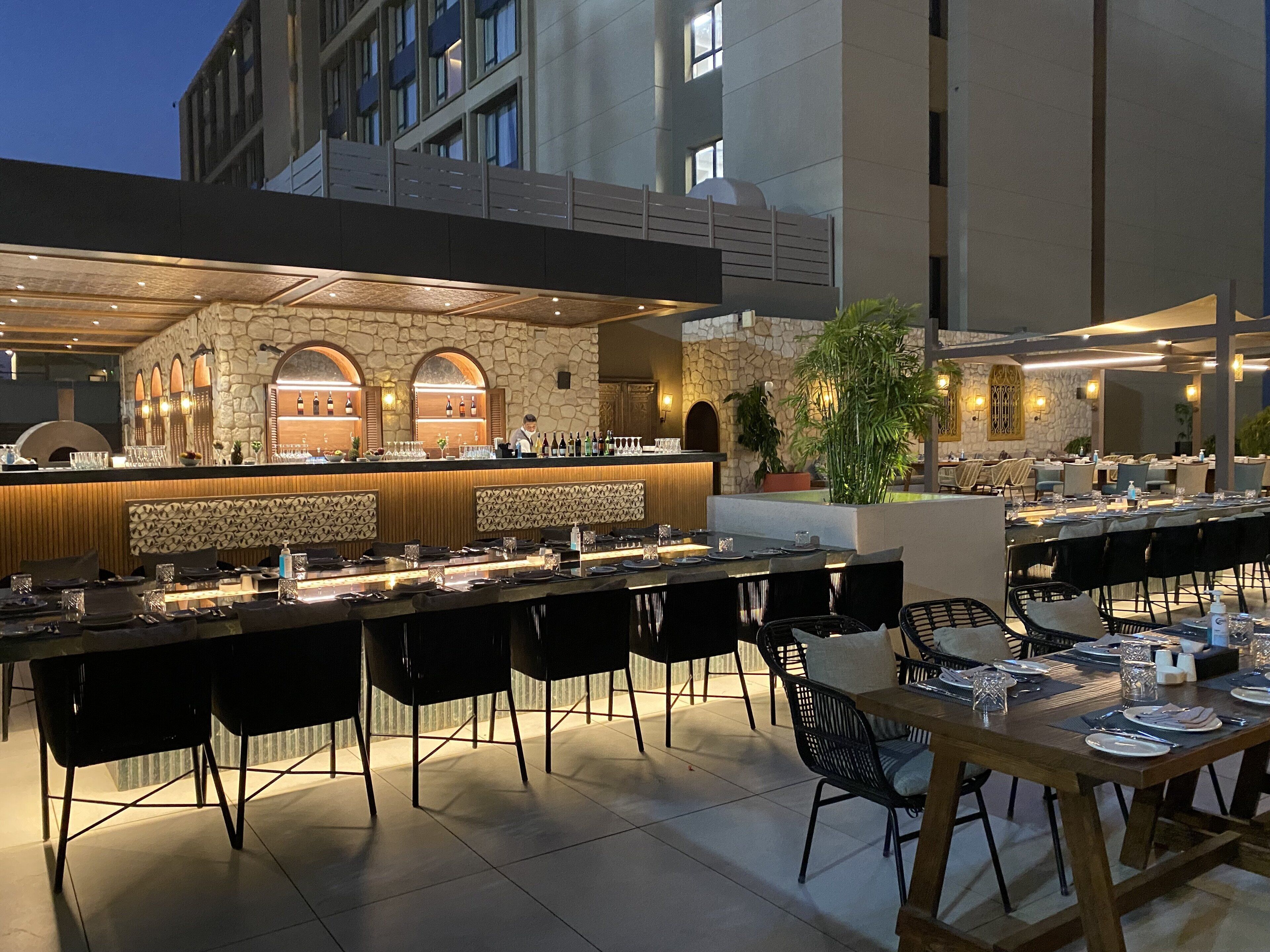 3 间餐厅，供应早餐、午餐和晚餐，国际美食