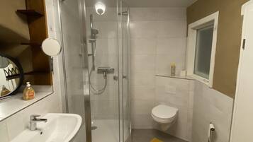 Dusche, Haartrockner, Handtücher, Seife