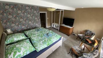3 Schlafzimmer, Reisekinderbett, kostenloses WLAN, Bettwäsche