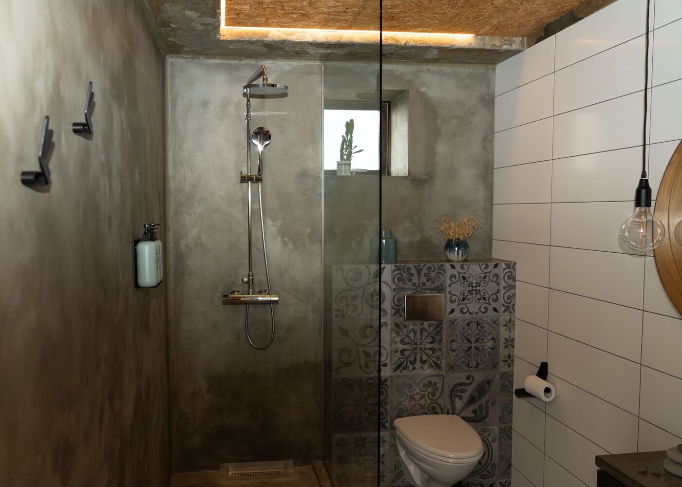Une salle de bain moderne avec une douche à parois de verre, des toilettes et un lavabo.