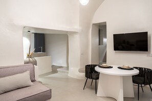 Honeymoon Suite with Sea View & Hot Tub | Dining room - Terra e Lavoro Luxury Suite (Santorini)