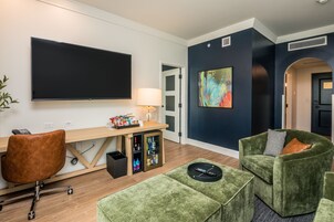 Deluxe Suite, 1 Bedroom | Egyptian cotton sheets, premium bedding, pillowtop beds, minibar