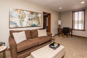 Executive Apartment | Living area | 55-inch Smart TV with cable channels, TV, iPad - Hotel Versailles (Versailles)