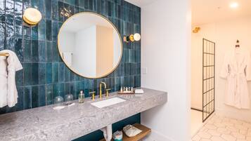 Deluxe Suite, 1 Bedroom | Bilik Mandi | Kelengkapan dandanan diri berjenama, pengering rambut, jubah mandi