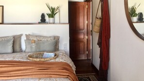 2 bedrooms, travel crib, free WiFi, bed sheets