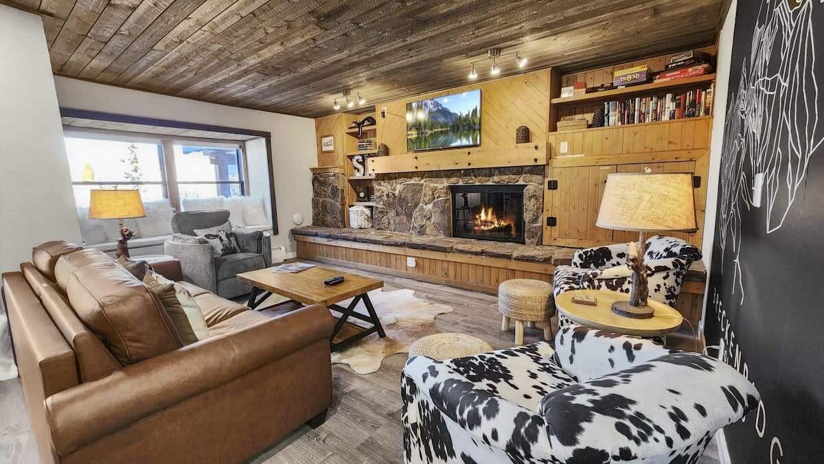 Cozy 2 BDR - Heart of Downtown; Walk Everywhere!