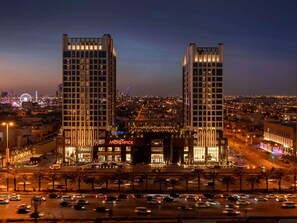 Deluxe Room, 1 King Bed | Hypo-allergenic bedding available, minibar, in-room safe, desk - Mövenpick Hotel And Residences Riyadh (Riyadh)