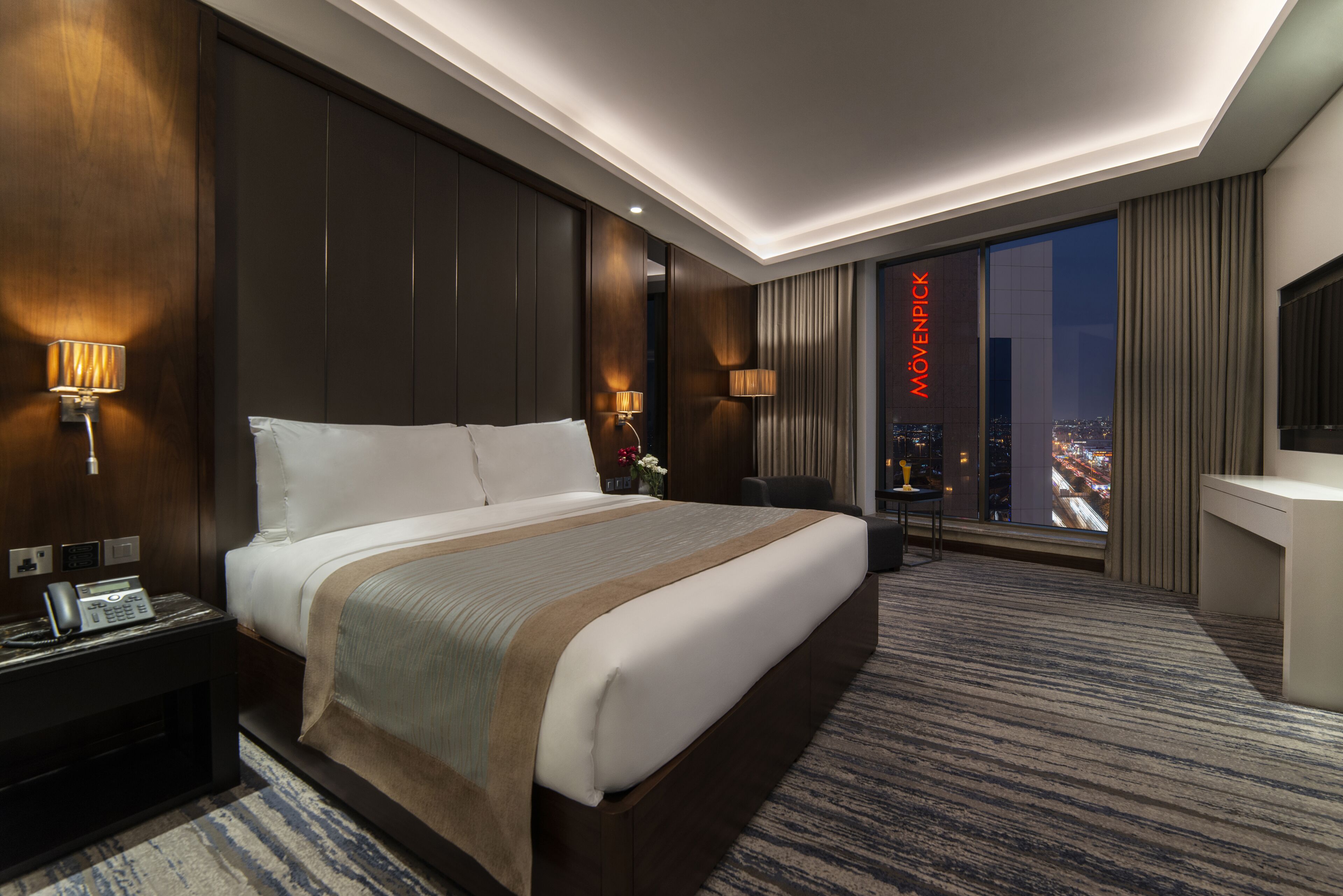 Deluxe Room, 1 King Bed | Hypo-allergenic bedding, minibar, in-room safe, soundproofing