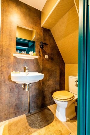 Shower, hair dryer, towels - Bambu Sleep Boutique double room 3 (Haarlem)