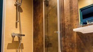 Shower, hair dryer, towels - Bambu Sleep Boutique double room 3 (Haarlem)