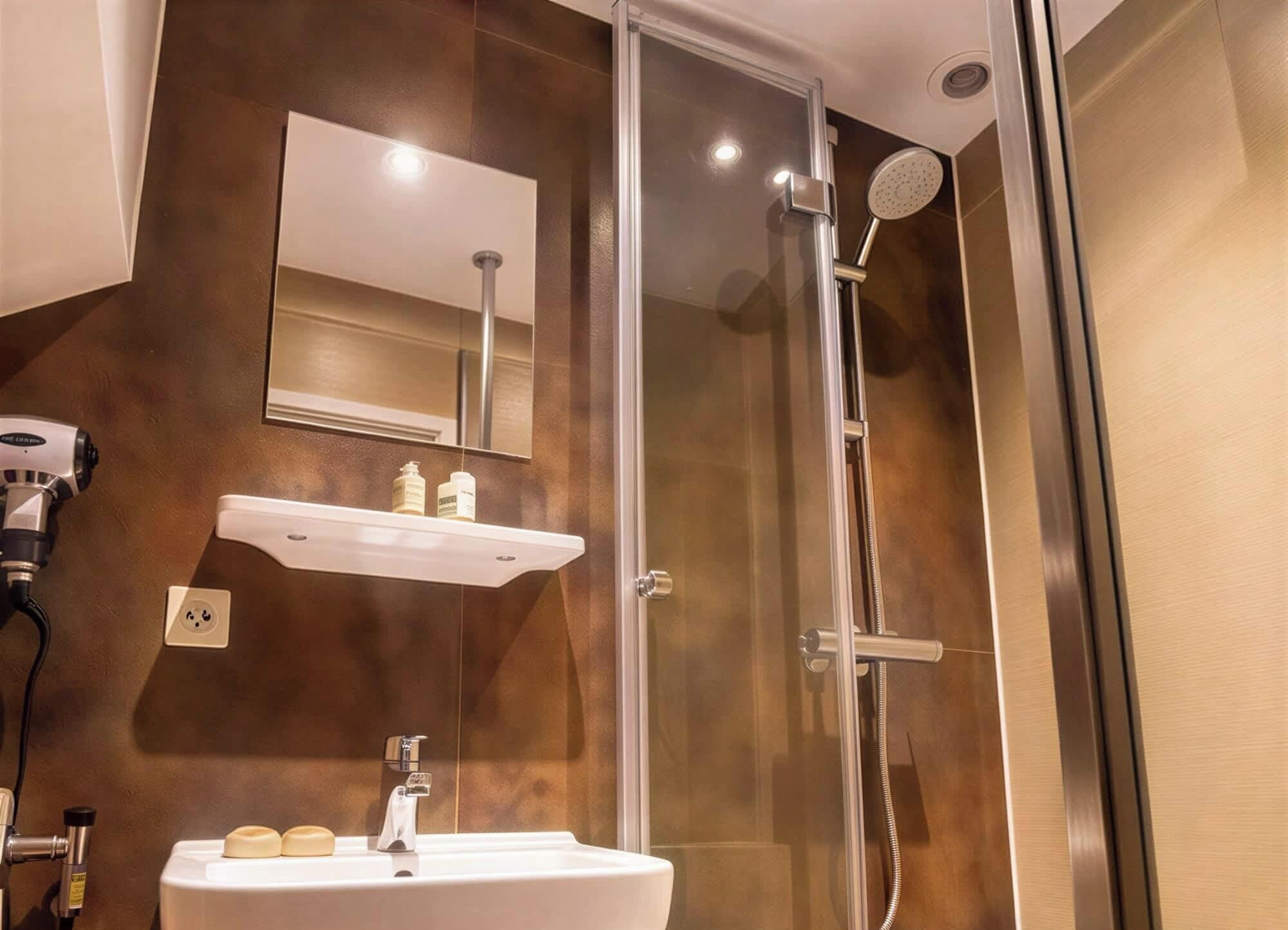 Dusche, Haartrockner, Handtücher, Shampoo