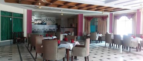 Déjeuner et dîner servis sur place, spécialités Cuisine locale