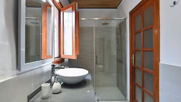Douche, serviettes fournies