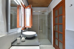 Een douche, handdoeken