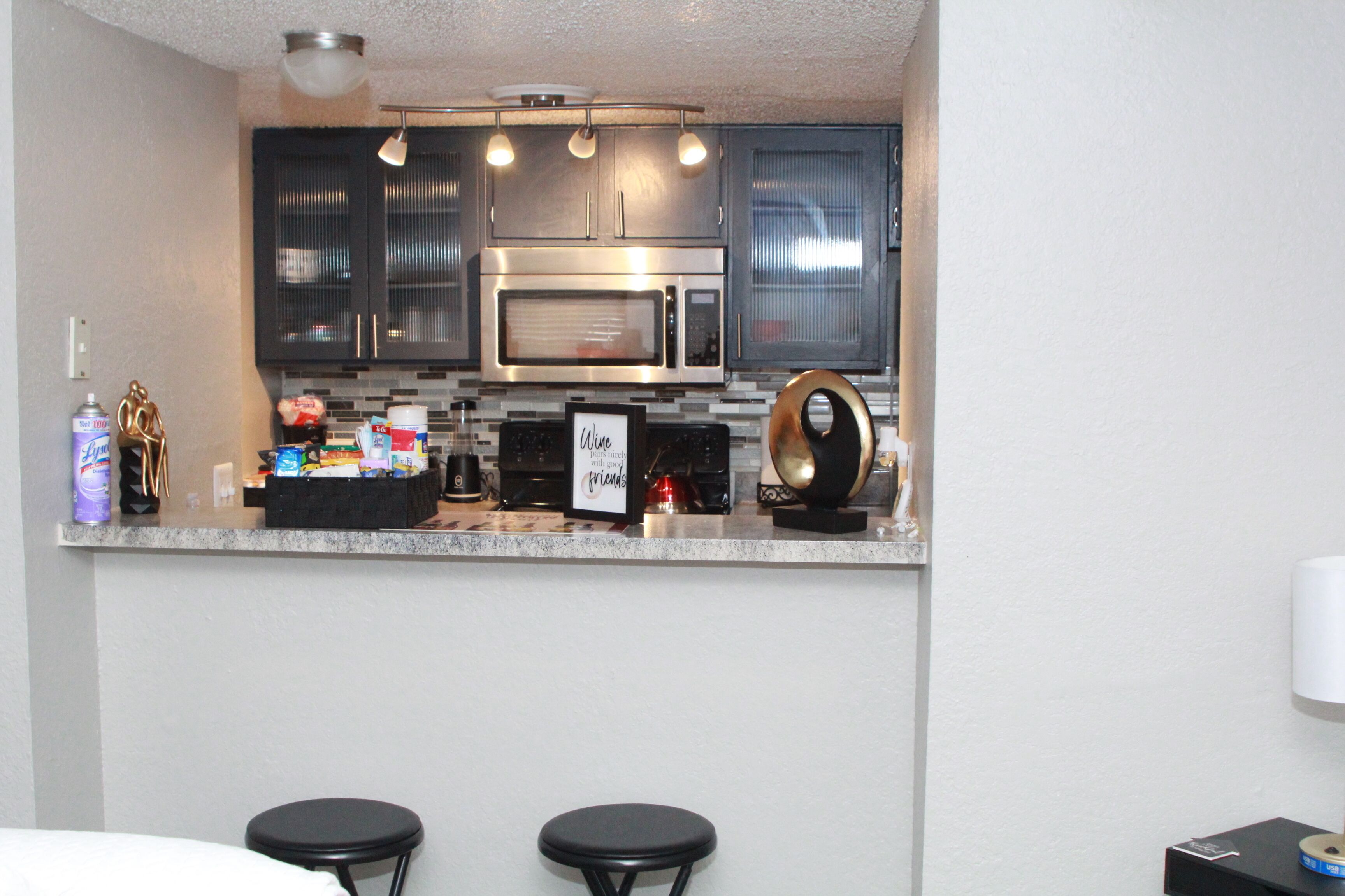 Refrigerador, microondas, horno y parrilla de estufa 