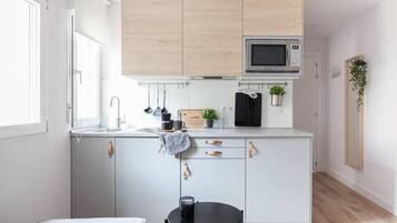 Een koelkast, een magnetron, een oven, een kookplaat