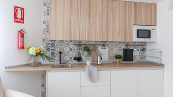 Kühlschrank, Mikrowelle, Herdplatte, Geschirrspüler