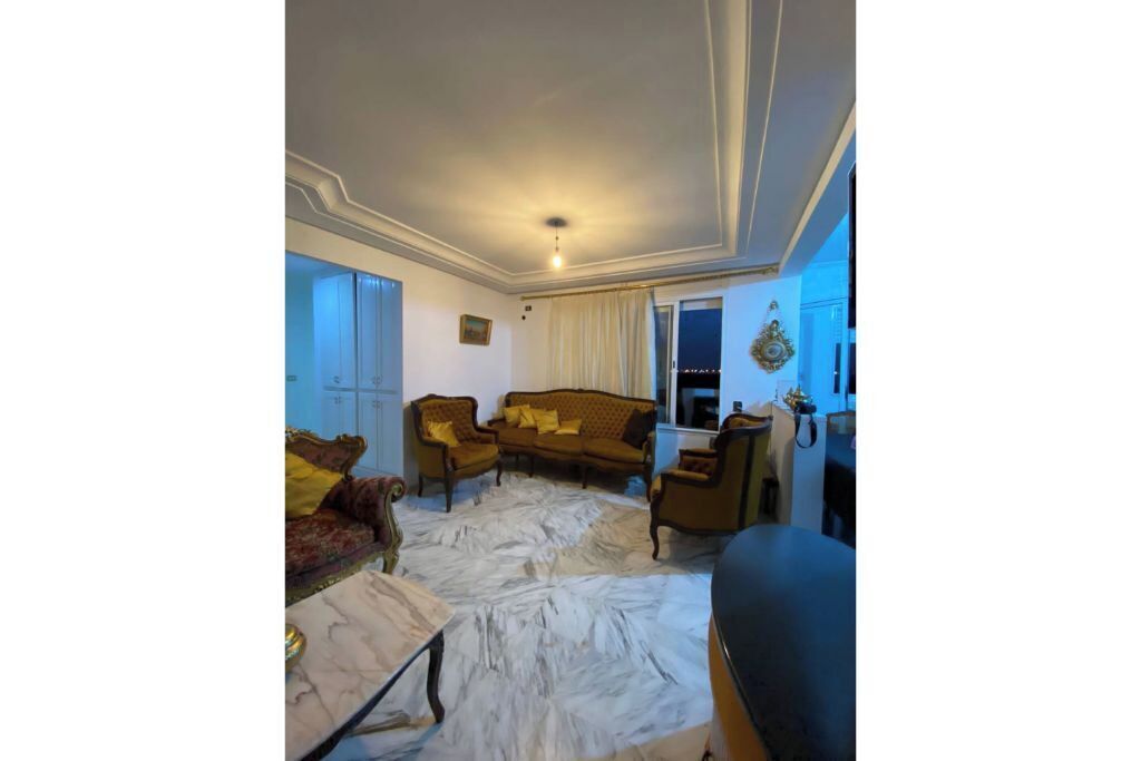 TV, bøker og stereoanlegg