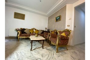 Fernseher, Bücher, Stereoanlage