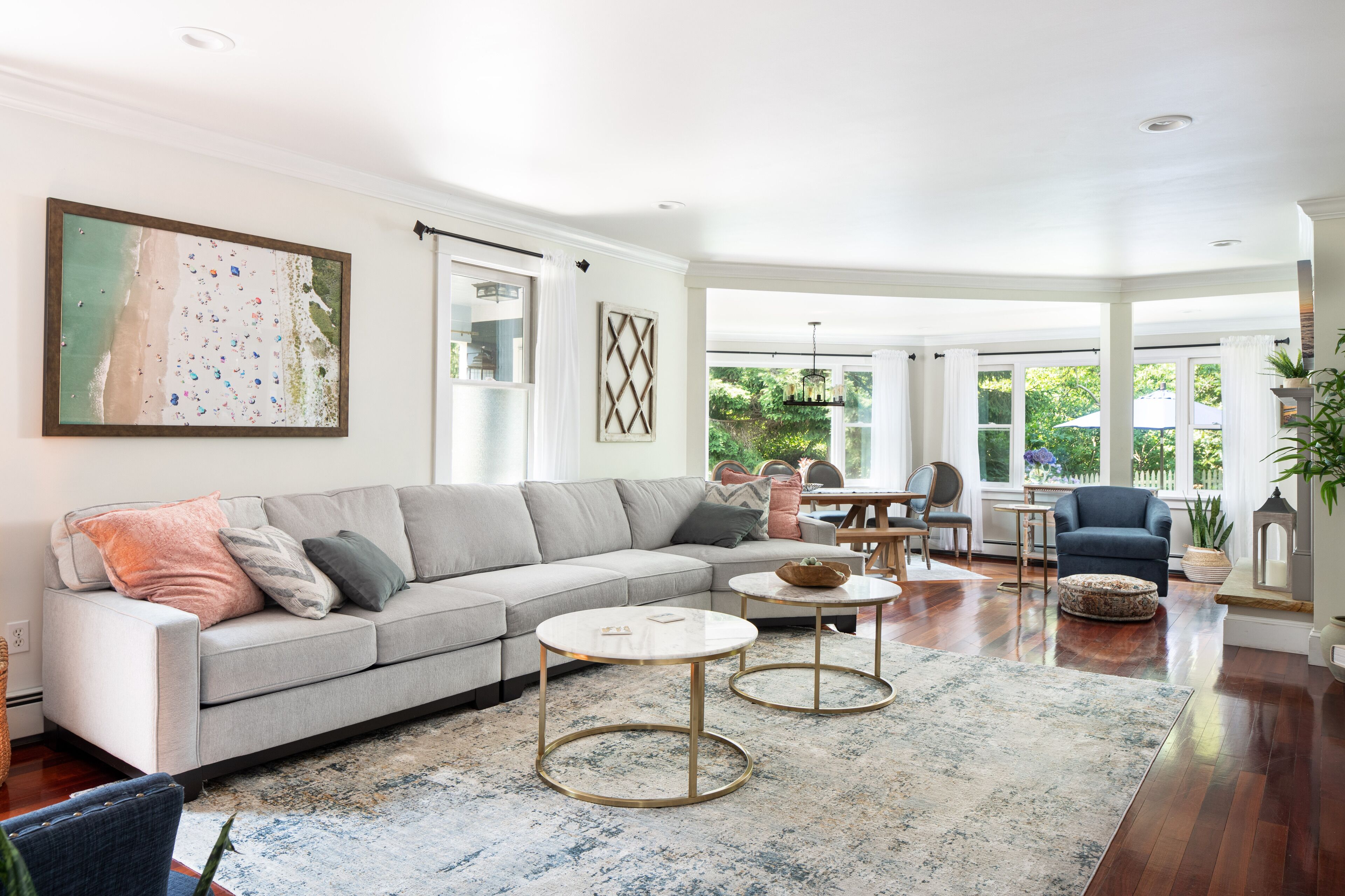 智能电视、壁炉、书、立体声音响