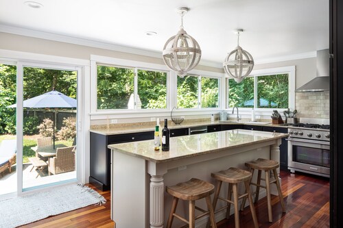 Enjoy Newport, stunning beaches, hot-tub, & relax at the lovely Coastal Hideaway