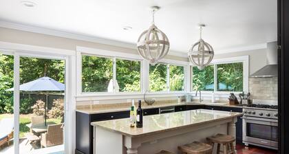 Enjoy Newport, stunning beaches, hot-tub, & relax at the lovely Coastal Hideaway