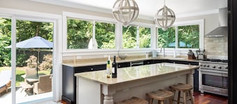 Enjoy Newport, stunning beaches, hot-tub, & relax at the lovely Coastal Hideaway