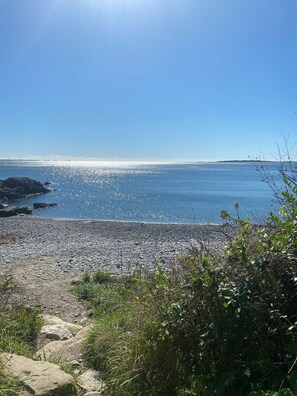 Beach nearby, sun-loungers, beach towels