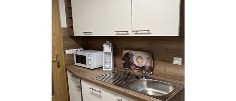Réfrigérateur, micro-ondes, plaque de cuisson, lave-vaisselle