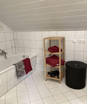 Kylpyamme, hiustenkuivaaja, pyyhkeet, saippua