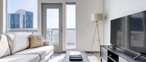 Una televisión, un reproductor estéreo