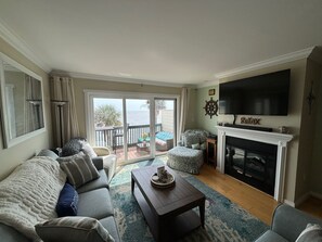 Fernseher, Kamin, Stereoanlage