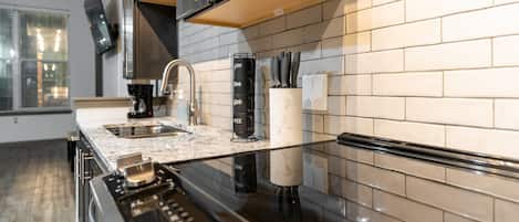 Micro-ondas, lava-louças, cafeteira/chaleira