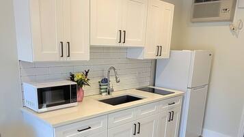 Frigorifero, microonde, piano cottura, macchina per tè/caffè