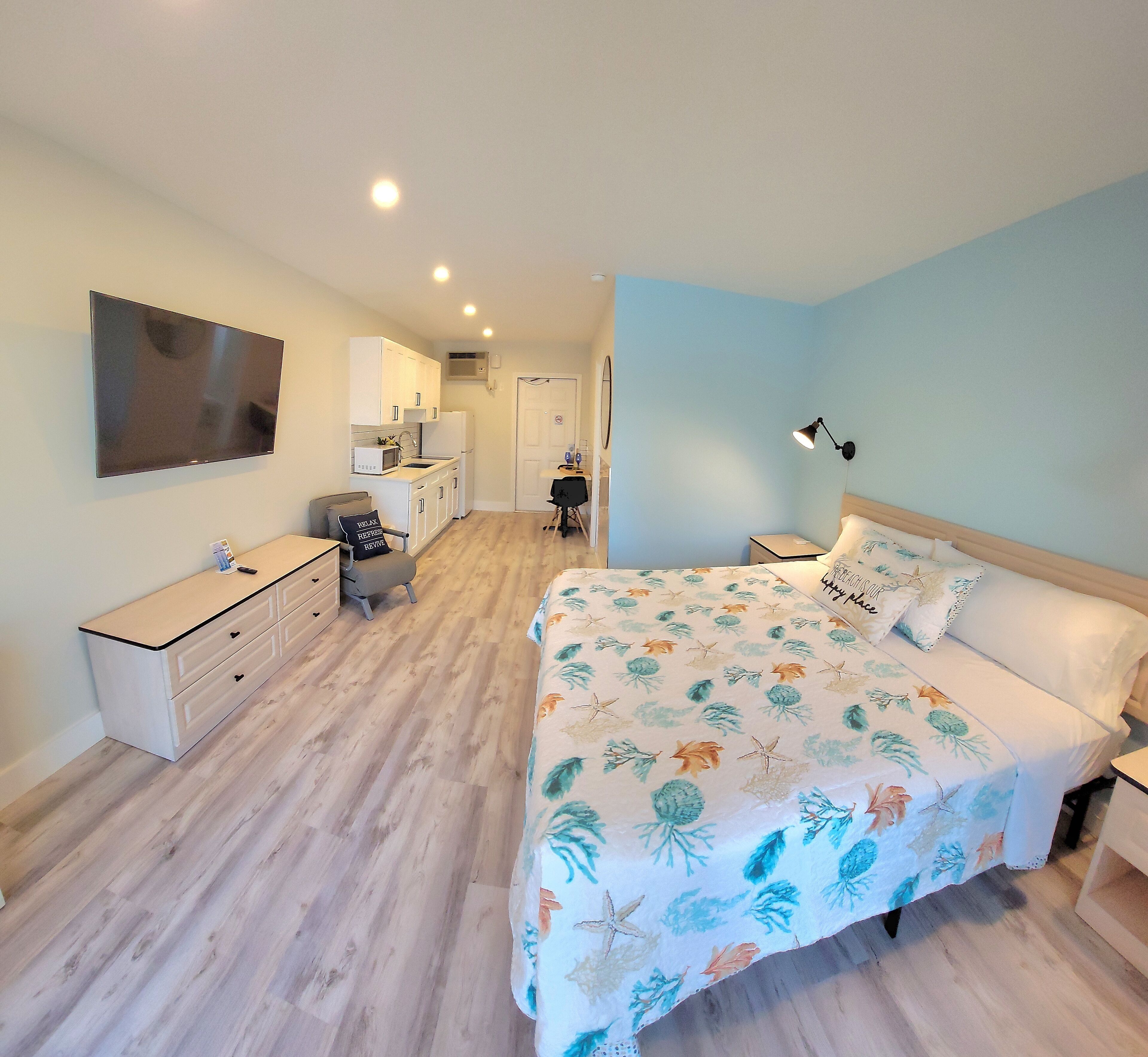 Ein Schlafzimmer mit Bett, Nachttischen, Schreibtisch und Stuhl.