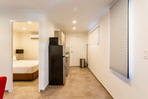 3 makuuhuonetta, tallelokero huoneessa, silitysrauta/-lauta